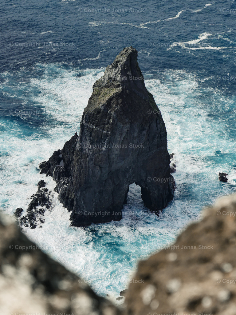 The Hut | The result of years and years of coastal erosion in Azores. The wet dream of every coastal geomorphologist.  - Realisiert mit Pictrs.com