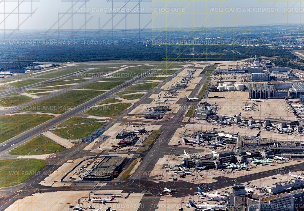 R3B_0265_wa_fra_fra_skyline_wa_finish | Der Blick aus dem Privatflugzeug öffnet den Raum über dem Frankfurt Airport. Start- und Landebahnen zeichnen klare Linien in die Landschaft, Flugzeuge wirken wie bewegte Gedanken. Ein Moment zwischen Aufbruch und Ankommen – ruhig, kraftvoll, voller Weite. Frankfurt zeigt sich hier als globales Zentrum aus der Perspektive der Freiheit.
 - Realisiert mit Pictrs.com