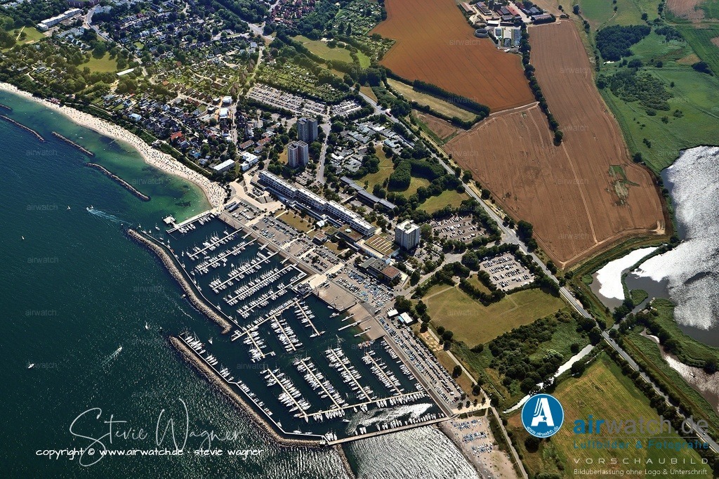 Luftbild Kiel-Schilksee Gutsherrschaft | Gutsherrschaft: Ab 1575 gehörte der Ort zum Gut Seekamp. Die Bewohner waren über Jahrhunderte überwiegend leibeigene Bauern und Kätner. Überreste des Gutes mit einem Skulpturenpark können heute noch besichtigt werden.