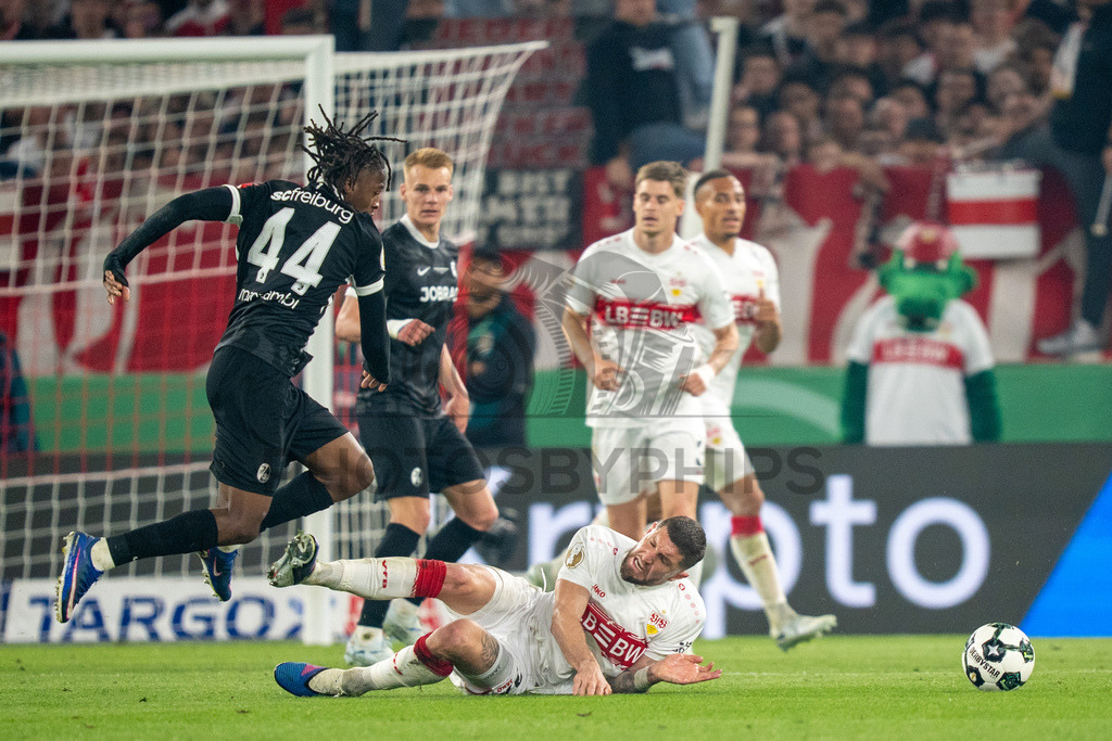 VfB Stuttgart vs. SC Freiburg, Fussball, DFB-Pokal, Halbfinale, 23.04.2026 | Zweikampf zwischen Johan Manzambi (SC Freiburg, #44) und Jeff Chabot (VfB Stuttgart, #24),VfB Stuttgart vs. SC Freiburg, Fussball, DFB-Pokal, Halbfinale, 23.04.2026DFB regulations prohibit any use of photographs as image sequences and/or quasi-video