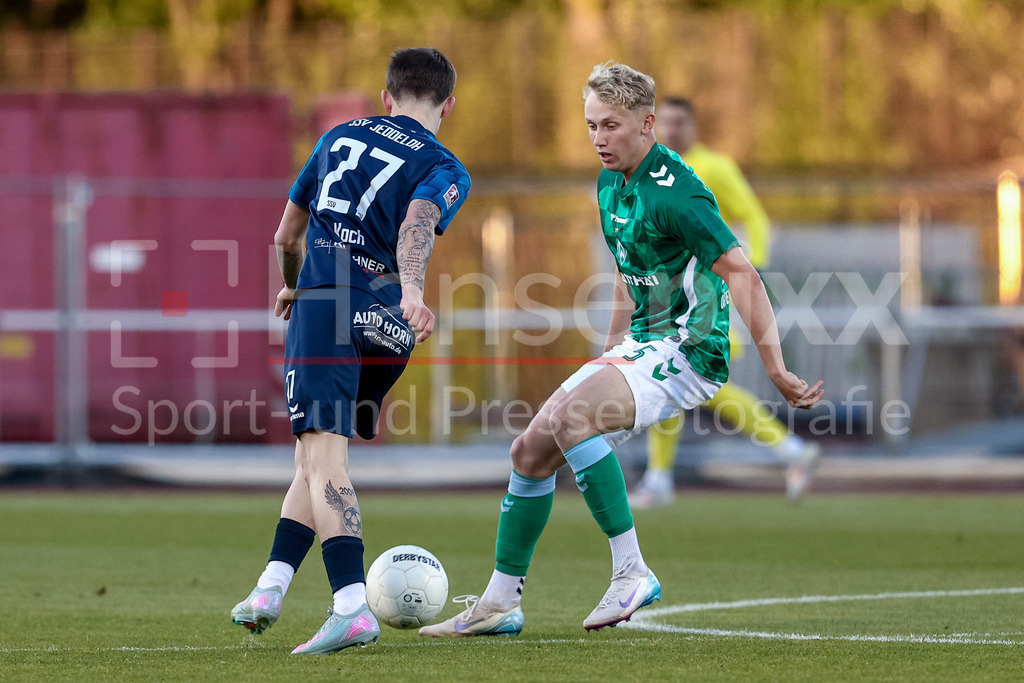 Fussball, Regionalliga Nord, SV Werder Bremen II - SSV Jeddeloh | v.li.: Lukas Koch (SSV Jeddeloh II, 27) und Ben Ostermann (SV Werder Bremen II, 25) im Zweikampf, Duell, Dynamik, Aktion, Action, Spielszene