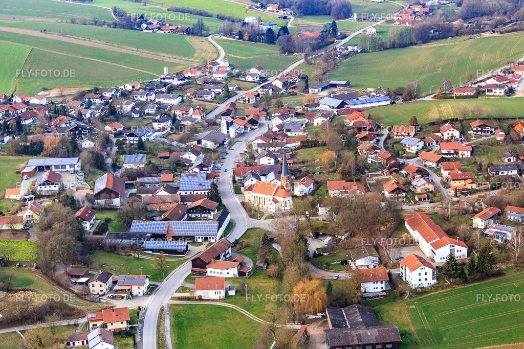 St. Martinus https://pfarrverband-bad-birnbach.bistum-passau.de/ | Luftbild: St. Martinus https://pfarrverband-bad-birnbach.bistum-passau.de/ im Ortsteil Hirschbach in Bad Birnbach im Bundesland Bayern in Deutschland. Foto: IMG_085600.jpg vom 31.12.2015 durch Werner Riehm/FLY-FOTO.de - Realisiert mit Pictrs.com
