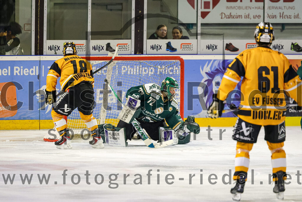 2025-11-02_113_TSV_Erding_gegen_EV_Fuessen | Erding, Deutschland, 02.11.2025:Eishockey, Oberliga Süd 2025 / 2026, 15. Spieltag, TSV Erding gegen EV Füssen, Endergebnis: 2:6Bauer Neudecker (EV Füssen, #18), Torwart David Zabolotny (Erding Gladiators, #72)Foto: Christian Riedel / fotografie-riedel.net
