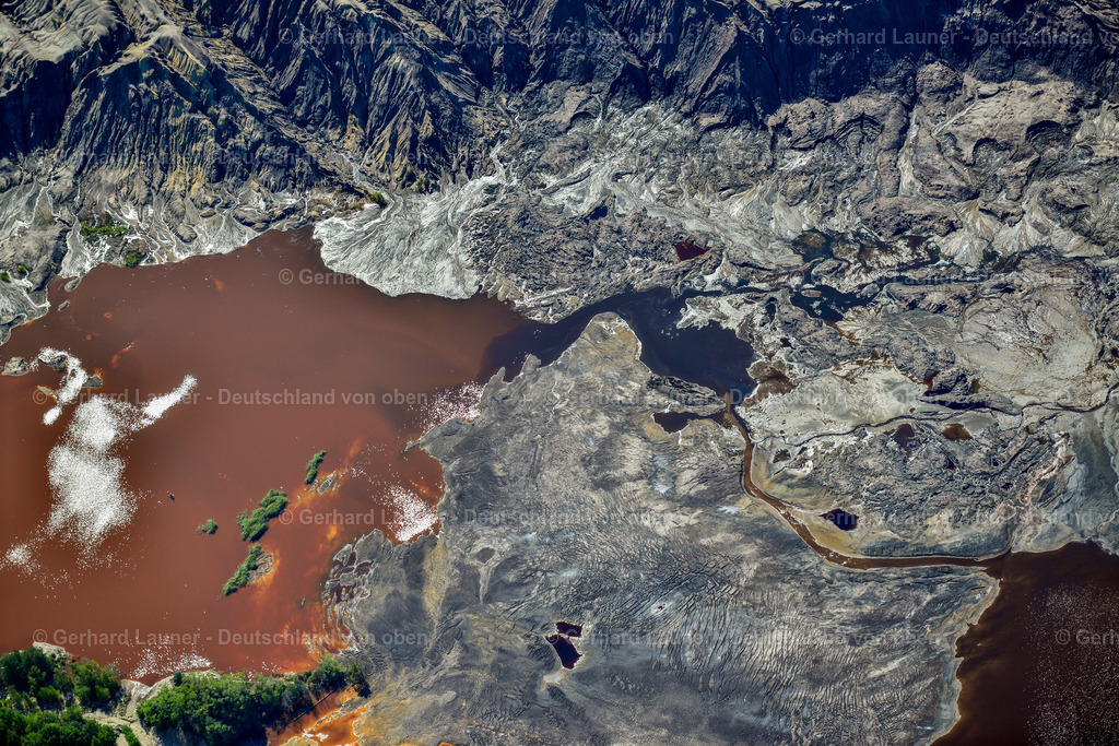 3637141 | SCHIPKAU 25.08.2016 Bunte Wasseroberfläche und Wasserverfärbungen in Tagebau Abraum- und Restflächen durch schwefelsaure Verbindungen und oxidierte Eisenverbindungen  Durch aufsteigendes Grundwasser lösen sich diese und führen zur Versauerung und Verockerung des Wassers. in Schipkau im Bundesland Brandenburg, Deutschland // Colorful water surface and water discoloration in open-cast mining, overburden and residual areas due to sulfuric acid compounds and oxidized iron compounds  These are dissolved by rising groundwater and lead to acidification and clogging of the water. in Schipkau in the state Brandenburg, Germany Foto: Gerhard Launer