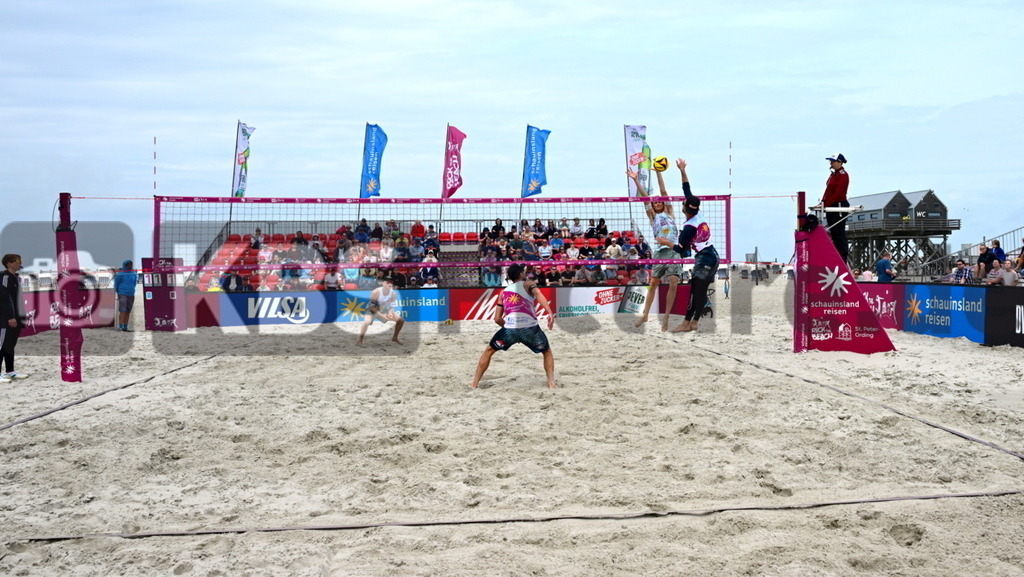 KBS Picture_Rock-The-Beach_Beachvollyball_082 | vorne v.l. Erdmann Jonathan (1. Beachclub Kiel) , Zemljak Nejc (1. Beachclub Kiel) , hinten v.r. Wolf Peter (TuSA 06 Duesseldorf) und Wolf Georg (Eintracht Spontent) ,Rock the Beach - die Nationale Beach-Vollyball Serie mit Festival-Charakter auf der Sandbank Strand in Ording vom 04.07. - 06.07.2025 , Qualifikation zur Deutschen Meisterschaft , - Realisiert mit Pictrs.com