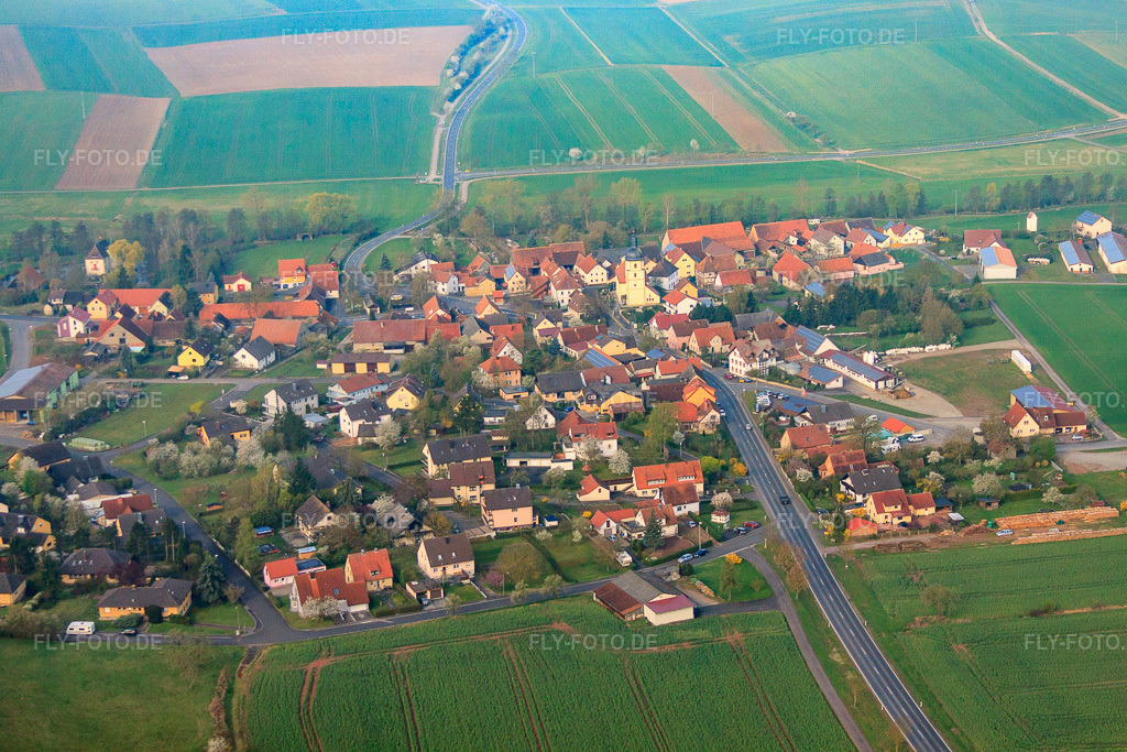 Luftbild: Dorfansicht aus Nordosten im Ortsteil Kleinbardorf in Sulzfeld im Bundesland Bayern in Deutschland. Foto: IMG_64205.jpg vom 06.04.2014 durch Werner Riehm/FLY-FOTO.de