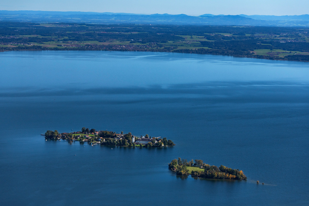 dr__0055588.jpg | CHIEMSEE 07.10.2024 Fraueninsel mit dem Kloster der Abtei Frauenwörth und Krautinsel in Chiemsee im Bundesland Bayern, Deutschland mit der Abtei der Benediktinerinnen Frauenwörth. // Fraueninsel in the Chiemsee in the state of Bavaria, Germany with the abbey of the Benedictine women Frauenwoerth. Foto: Daniel Reiter