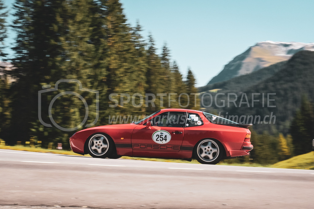 21. Arosa ClassicCar 2025 - 6. =September= 2025 | Ingo Schlösser aus Arosa (SUI) in einem Porsche 944 Turbo aus dem Jahre 1987 mit Startnummer 254 am Arosa ClassicCar 2025 in der Kategorie Classic Trophy..@arosaclassiccar, @arosa.official, #arosaclassiccar, #arosa, #76curves, #classiccarBild: Sportfotografie Markus Aeschimann | www.markus-aeschimann.ch - Realisiert mit Pictrs.com