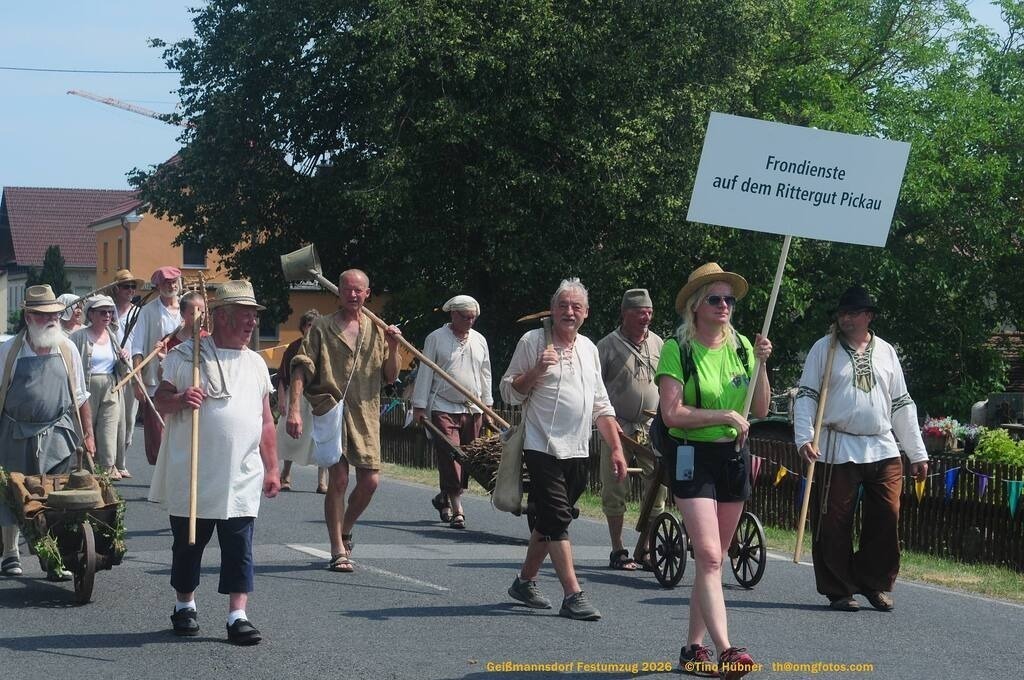 Geißmannsdorf-2026-Festumzug-079 | Festumzug in Geißmannsdorf bei Bischofswerda im Juni 2026. Fotografische Eindrücke und Momentaufnahmen vom Festumzug anläßlich des 800-jährigen Bestehens von Geißmannsdorf - mit Teilnehmern und Gästen, Strohpuppen und geschmückten Vorgärten und Grundstücken - Realisiert mit Pictrs.com