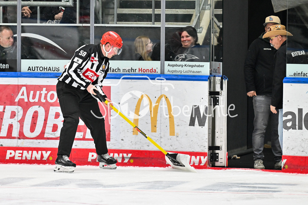 Augsburger Panther - EHC RB München | AUGSBURG, DEUTSCHLAND - 27. FEBRUAR: im Bild Linienrichter Jonas REINOLD der das Eis mit einer Schneeschaufel sauber macht / Einzelfoto / Freisteller während dem Match zwischen den Augsburger Panthern und dem EHC RB München am 46. Spieltag der Penny DEL im Curt Frenzel Stadion