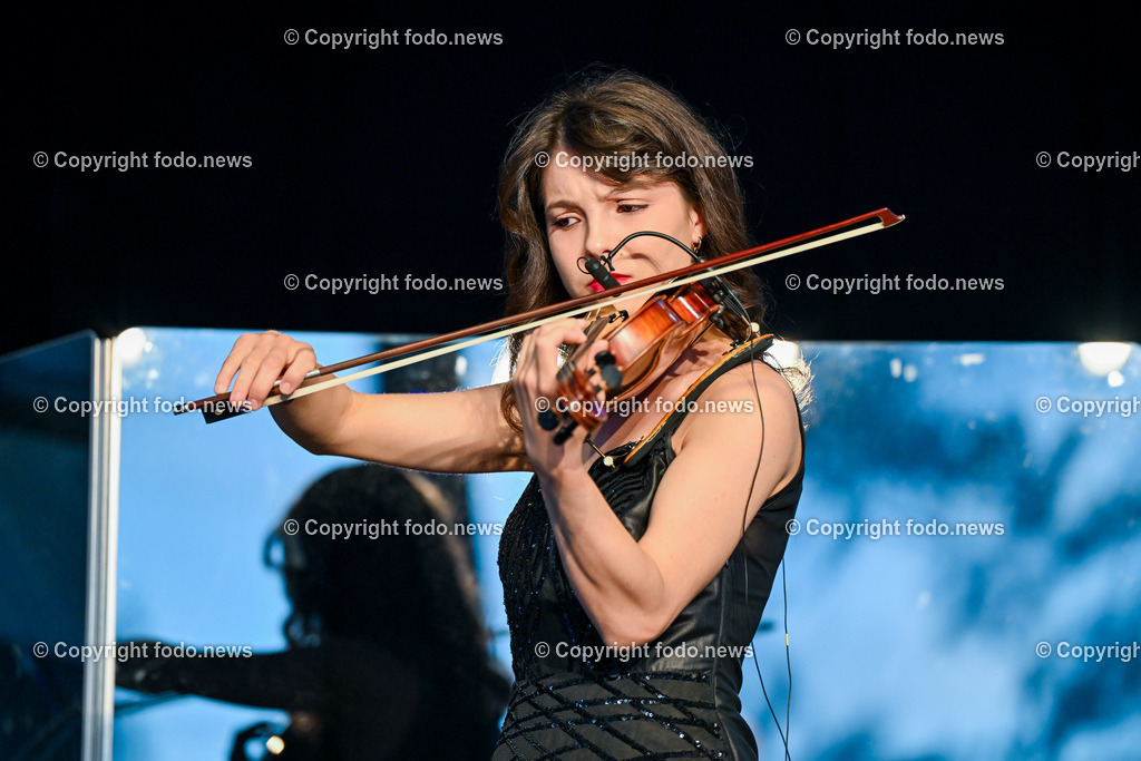 Rosengarten_ Hans Peter Gratz_ 28.06.2023-36 | 28.06.2023, Linz Poestlingberg, AUT, Rosengarten, Hans Peter Gratz and Friends, im Bild Hans Peter Gratz and Friends, Violinistin, Geigerin