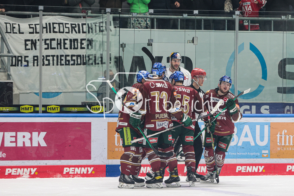 Augsburger Panther - EHC Red Bull München | Die Panther jubeln nach dem Anschuss zum 1-2 druch Ryan KUFFNER (AEV #17)