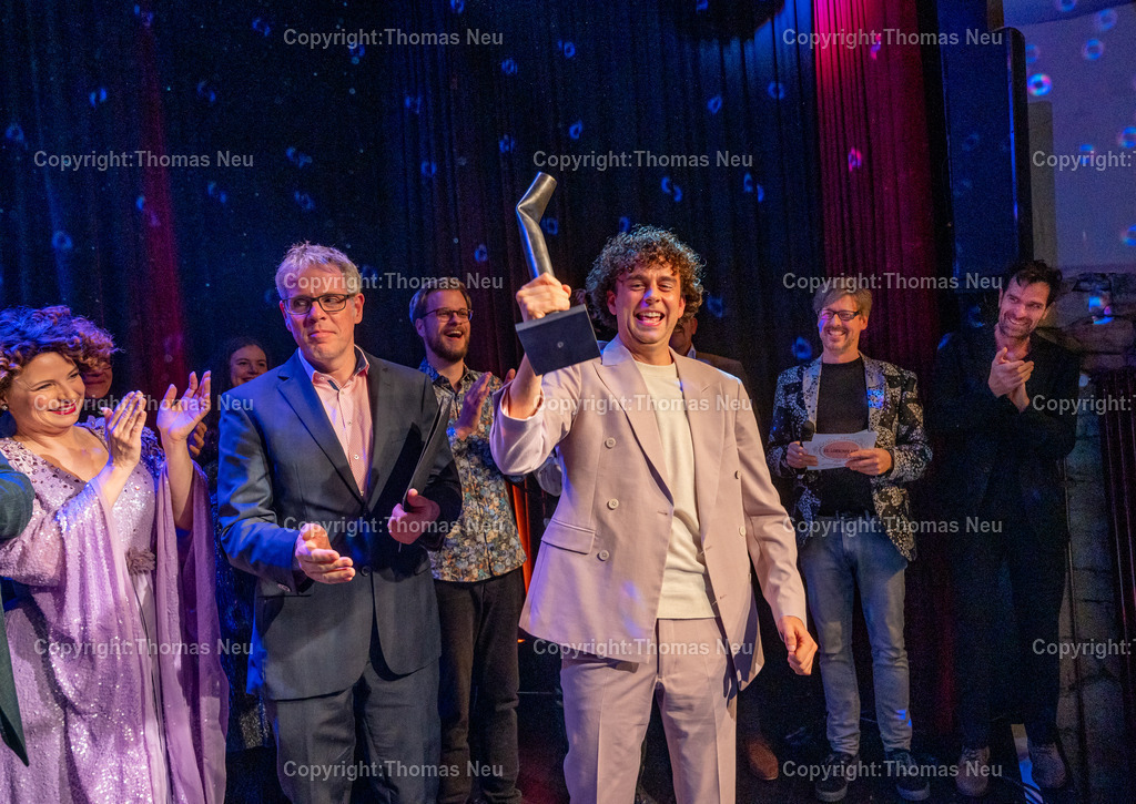 DSC_9375 | ble, Lorsch, Theater Sapperlot Lorscher Abt 2025, Mathias Ningel gewinnt den Lorscher Abt 2025, überreicht von Landrat Chistian Engelhardt, , Bild: Thomas Neu