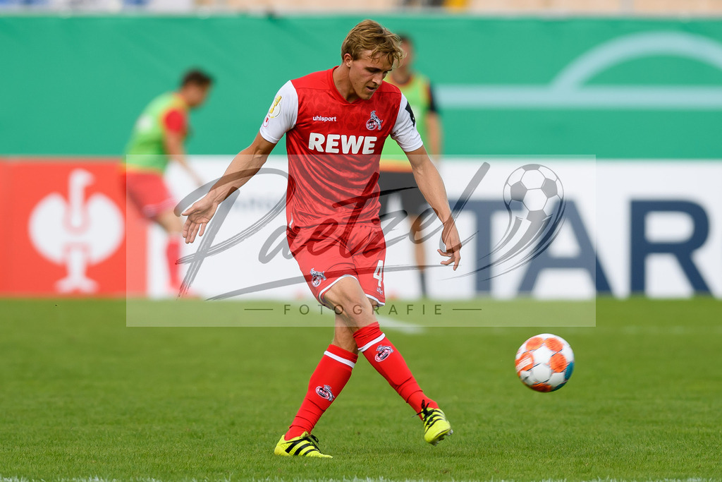 JENKOE20210808_205 | Fussball, Herren: Timo Huebers (1. FC Koeln) in Aktion, am Ball, Einzelaktion beim Spiel der 1. Runde im DFB-Pokal zwischen FC Carl Zeiss Jena und 1. FC Koeln im Ernst-Abbe-Sportfeld am 08.08.2021 in Jena, Deutschland.DFB / DFL REGULATIONS PROHIBIT ANY USE OF PHOTOGRAPHS AS IMAGE SEQUENCES AND/OR QUASI-VIDEO. - Realisiert mit Pictrs.com