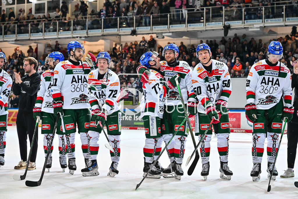 Iserlohn Roosters - Augsburger Panther | Die Spieler der Panther feiern zusammen mit den Fans den Klassenerhalt in Iserlohn / Freude / Happy / Abstieg / Absteiger / DEL: Iserlohn Roosters - Augsburger Panther, Eissporthalle Iserlohn am 07.03.2025