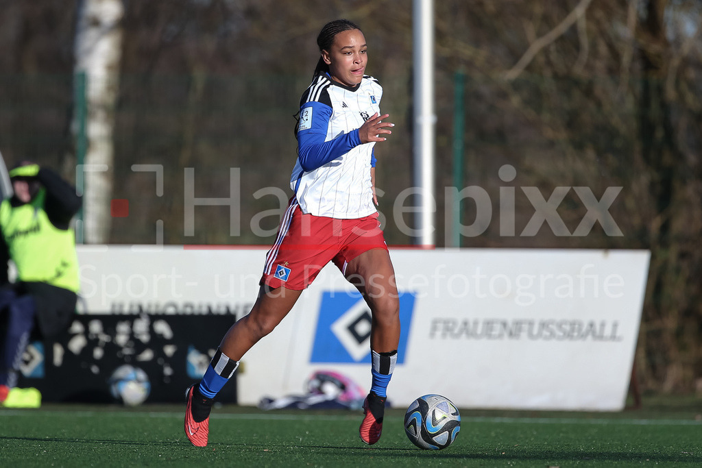 Fussball, Testspiel Frauen, Hamburger SV - Kolding IF | v.li.: Lisa Baum (Hamburger SV, 11) am Ball, Freisteller, Einzelbild, Ganzkörper, Aktion, Action, Spielszene