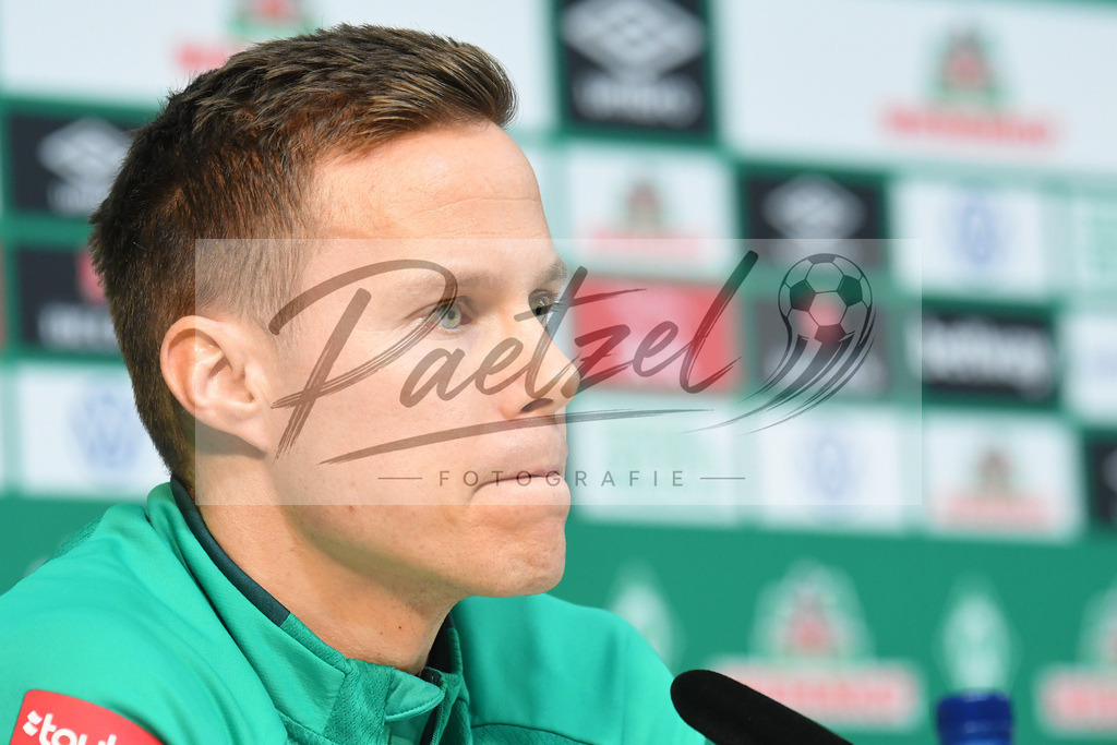 20200129_PKSVWB_0005 | Fußball, Herren: Niklas Moisander (SV Werder Bremen) schaut bei der Pressekonferenz des SV Werder Bremen am 29.01.2020 im wohninvest Weserstadion in Bremen, Deutschland.(Foto von Nico Paetzel) - Realisiert mit Pictrs.com