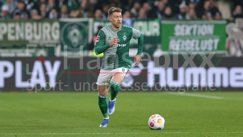 Fussball, Bundesliga, SV Werder Bremen - Eintracht Frankfurt | v.li.: Mitchell Weiser (SV Werder Bremen, 8) am Ball, Freisteller, Einzelbild, Ganzkörper, Aktion, Action, Spielszene, DIE DFL-RICHTLINIEN UNTERSAGEN JEGLICHE NUTZUNG VON FOTOS ALS SEQUENZBILDER UND/ODER VIDEOÄHNLICHE FOTOSTRECKEN. DFL REGULATIONS PROHIBIT ANY USE OF PHOTOGRAPHS AS IMAGE SEQUENCES AND/OR QUASI-VIDEO.