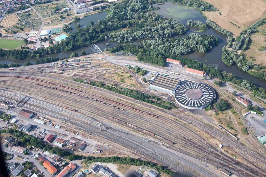 Aerial view: Railway depot and repair shop, maintenance and repair of SNCF trains in Damelevières in the state Meurthe et Moselle, France. – Photo: IMG_083155.jpg taken on 07/11/2015 by Werner Riehm/FLY-FOTO.com – Resolution of the original: 5472 x 3648 px