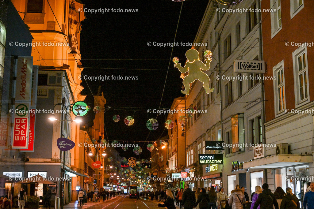 Weihnachtsmarkt_ Linz_ 22.11.2023-21 | 22.11.2023, Landstrasse Linz, AUT, Weihnachten 2023, im Bild Weihnachtsbeleuchtung, Weihnachten, Shopping, Einkauf, Geschenke, Menschen, Adventszeit, Advent, Freude, Dekoration