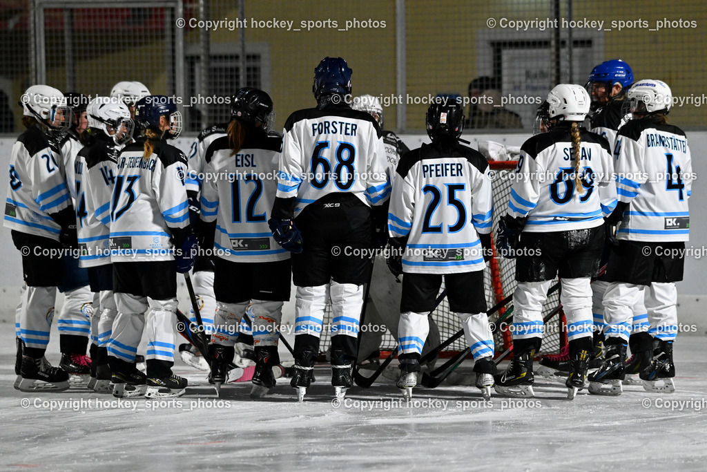 Wildcats Paternion vs. Unicorns Steindorf | Mannschaft Wildcats Paternion, #16 Anton Sandra WILDCATS PATERNION, #22 Oberrauner Franziska WILDCATS PATERNION, #23 Stuppnig Iris WILDCATS PATERNION, #17 Kleindienst-Anton Anita WILDCATS PATERNION, #19 Knes Julia WILDCATS PATERNION, Wildcats Paternion vs. Unicorns Steindorf, Wildcats Paternion vs. Unicorns Steindorf am 02.01.2026 in Paternion (Eislaufplatz Paternion), Austria, (Photo by Bernd Stefan)