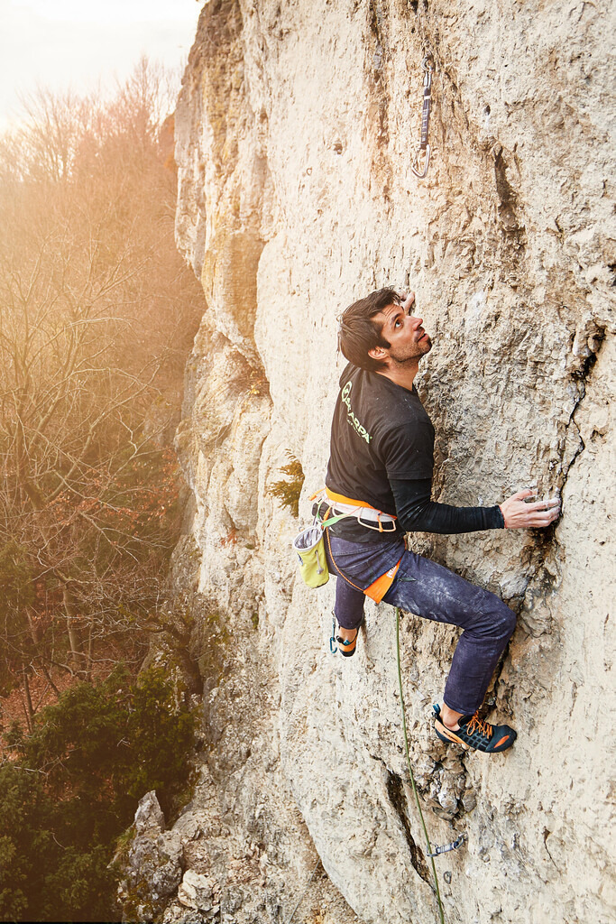 CS-190220-0180-3-ret | Julian Söhnlein projektiert im Sektor Weiße Wand am Röthelfels