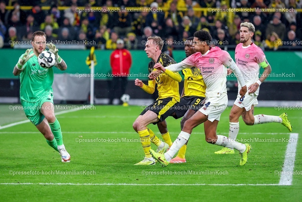 BVB02122501148 | 02.12.2025, Fußball, DFB-Pokal, Borussia Dortmund - Bayer 04 Leverkusen, Achtelfinale, Signal Iduna Park, Saison 2025 2026: Torwart Mark Flekken (Bayer04 #01) Jarell Quansah (Bayer04 #04) und Robert Andrich (Bayer04 #08) verteidigen im Strafraum gegen Maximilian Beier (BVB #14) und Serhou Guirassy (BVB #09) DFB regulations prohibit any use of photographs as image sequences and or quasi-video.