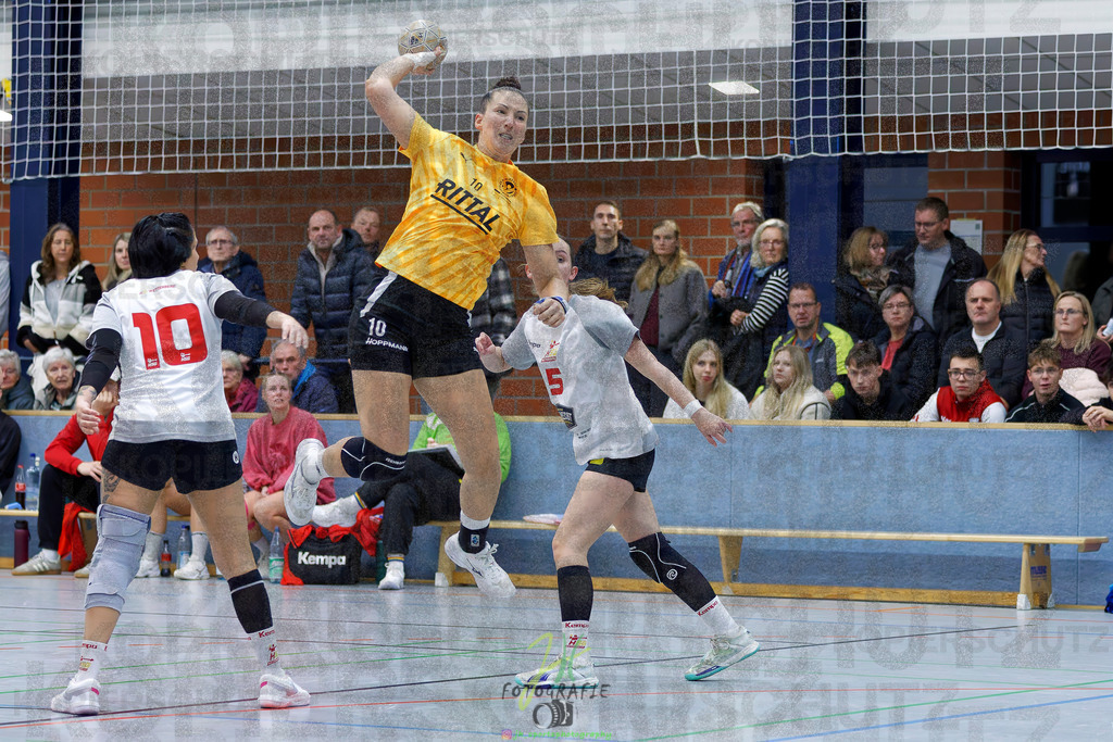 Frauen Oberliga Mitte (HHV); HSG Eibelshausen/Ewersbach - HSG Wettenberg II | Frauen Oberliga Mitte (HHV); HSG Eibelshausen/Ewersbach - HSG Wettenberg II am 13.12.2025 in Steinbrücken (Sporthalle am Hammerweiher)Photo © 2025 - Jörg Heinrich - Realisiert mit Pictrs.com