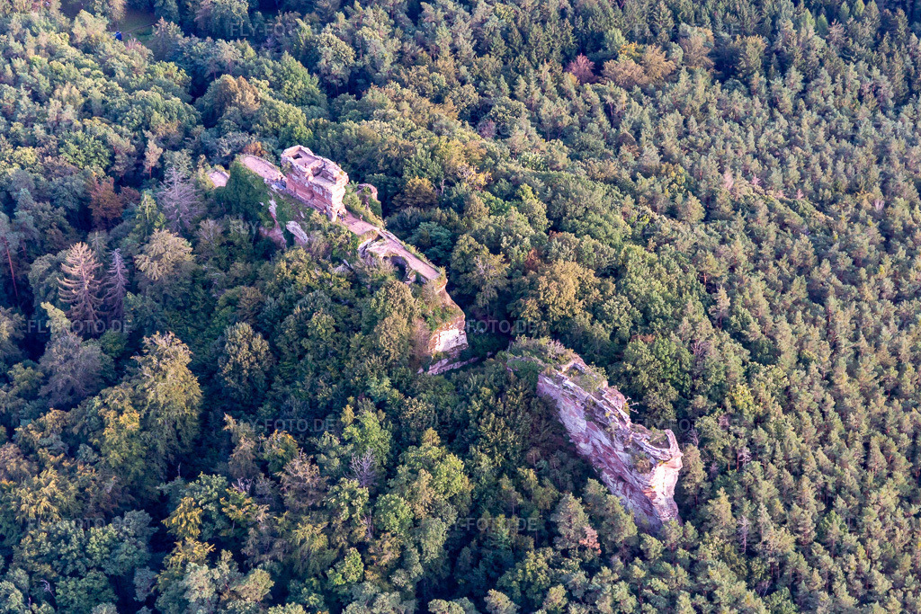 Luftbild: Burg Drachenfels in Busenberg im Bundesland Rheinland-Pfalz in Deutschland. Foto: IMG_139004.jpg vom 30.09.2023 durch Werner Riehm/FLY-FOTO.deWWW.WANDERPARADIES-WASGAU.DE