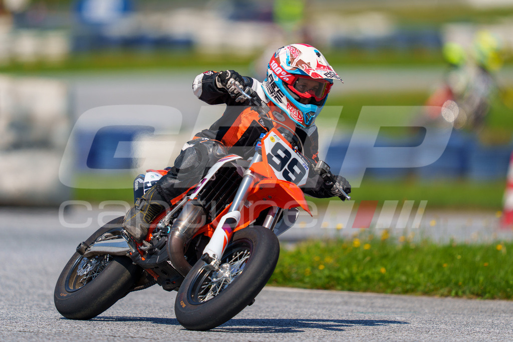 G-Cup + Supermoto Staatsmeisterschaft + Hungarian Supermoto Championship | GRIPcapture steht für authentische Sportfotografie in Österreich – für Momente, die mehr sind als Geschwindigkeit oder Ergebnis. Es geht um Emotion, Spannung, Fokus und den Augenblick, der oft nur einen Wimpernschlag dauert.Ob Motorsport, Teamsport oder 