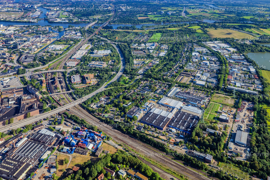 Hamburg_Harburg_Gewerbegebiet_ELS_4572280823 | HAMBURG 05.08.2023 Gewerbegebiet und Erschließungsgebiet Neuländer Wettern an der A1 AS Hamburg-Harburg im Ortsteil Harburg in Hamburg, Deutschland. // Neulaender Wettern commercial area and development area on the A1 AS Hamburg-Harburg in the Harburg district in Hamburg, Germany. Foto: Martin Elsen