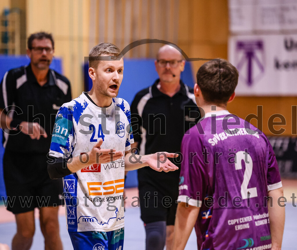2024-11-24_098_SpVgg_Altenerding_gegen_ASV_Dachau | Erding, Deutschland, 24.11.2024:Handball, Bezirksoberliga Männer 2024 / 2025, 8. Spieltag, SpVgg Altenerding gegen ASV Dachau, Endergebnis: 30:23Finn Rohmert (ASV Dachau, #24), Joseph Wyhnalek (SpVgg Altenerding, #2)Foto: Christian Riedel / fotografie-riedel.net