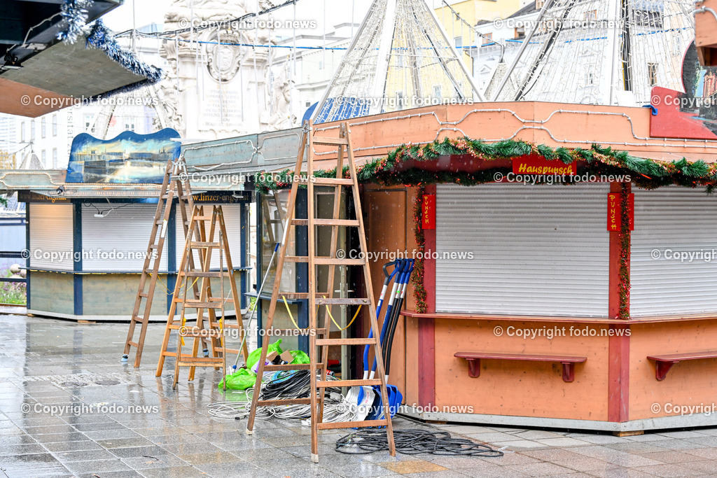 Christkindlmarkt_ Hauptplatz Linz_ Aufbau_ 13.11.2023-3 | 13.11.2023, Linz, AUT, Christkindlmarkt, Hauptplatz Linz, Weihnachtsdekoration, im Bild Christkindlmarkt, Hauptplatz Linz, Huetten, Standln, Aufbauarbeiten, Einraeumen, Vorbereitung
