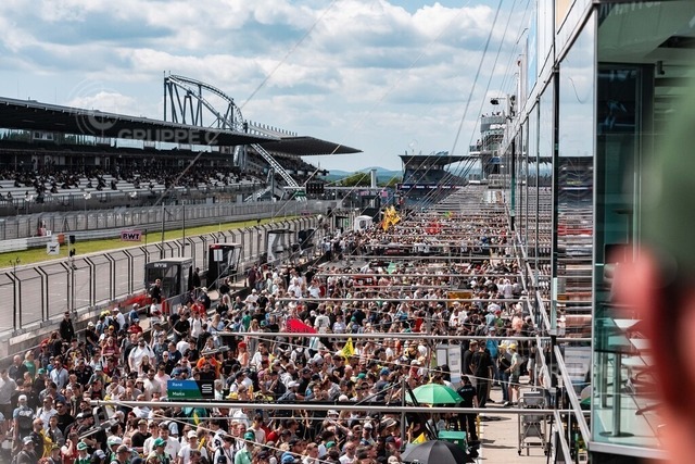 DTM525_080912284804762SVS_SVS | DTM, 9. + 10. Rennen Nürburgring 2025 - Foto: Gruppe C Photography: Gridwalk, Zuschauer, Fans - Realisiert mit Pictrs.com