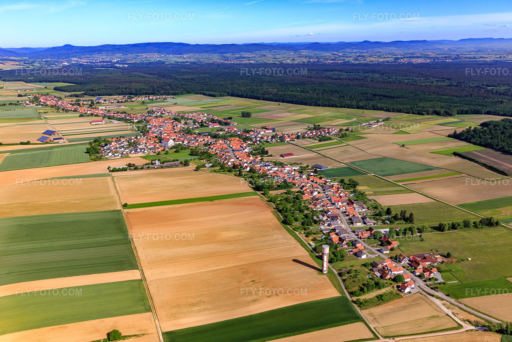 Aerial view: View of the town from the southeast in Schleithal in the state Bas-Rhin, France. – Photo: IMG_131734.jpg taken on 05/22/2022 by Werner Riehm/FLY-FOTO.com – Resolution of the original: 5472 x 3648 px