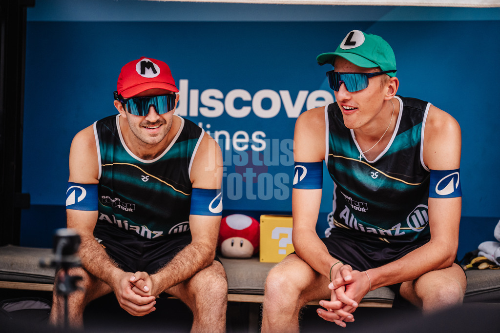 Beachvolleyball | Männer | Allianz German Beach Tour 2025 | Tourstop Berlin | 22.08.2025 | v.l. Tilo Rietschel und Momme Lorenz mit Caps im Super Mario Stil