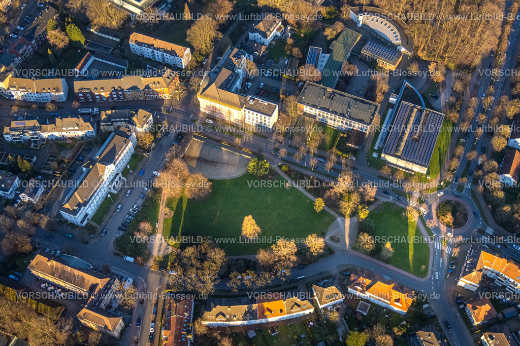 Gladbeck230202279 | Luftbild, Sanierung Amtsgericht mit verhüllter Fassade, Riesener Gymnasium und Sporthalle, Park Jovyplatz, Gladbeck, Ruhrgebiet, Nordrhein-Westfalen, Deutschland