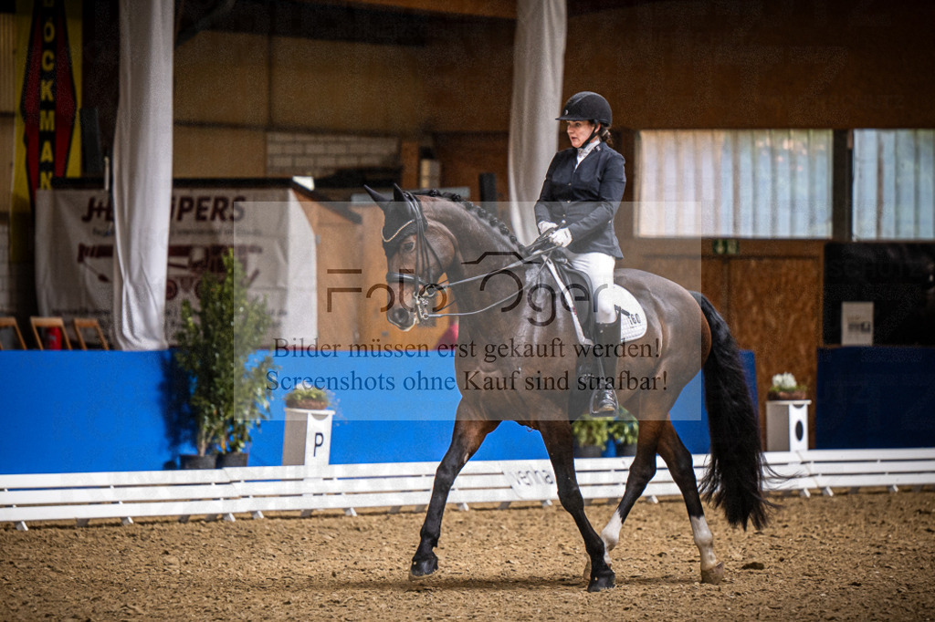 DOS_2305 | Entdecke hochwertige Reitturnierfotos von Foto Oger. Professionell, emotional und authentisch – jetzt Lieblingsmomente im Shop bestellen.Deutschlandweite Turnierfotografie. - Realisiert mit Pictrs.com
