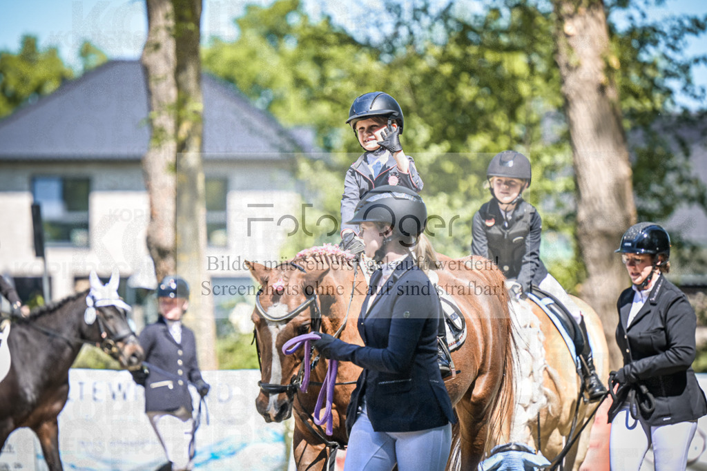 DOS_8961 | Entdecke hochwertige Reitturnierfotos von Foto Oger. Professionell, emotional und authentisch – jetzt Lieblingsmomente im Shop bestellen.Deutschlandweite Turnierfotografie. - Realisiert mit Pictrs.com