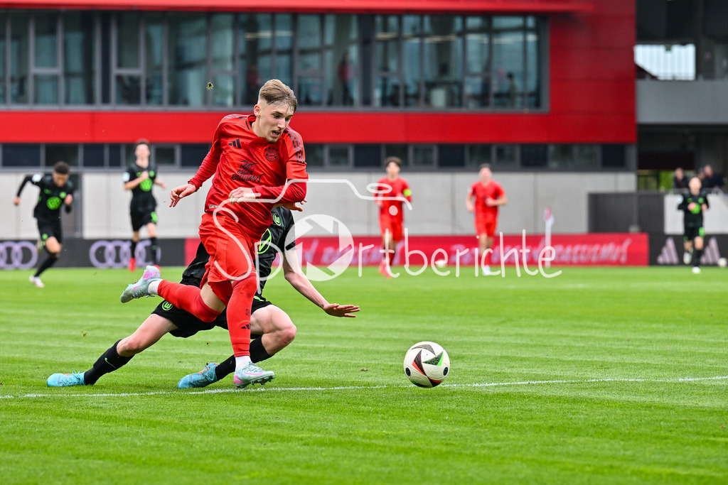 FC Bayern München U19 - VfL Wolfsburg U19 | im Duell Lennart KARL (FCB #7) und Elia DITTRICH (VfL Wolfsburg 3) / Zweikampf / U19 DFB Nachwuchsliga Endrunde: FC Bayern Muenchen - VfL Wolfsburg, FC Bayern Campus am 26.04.2025
