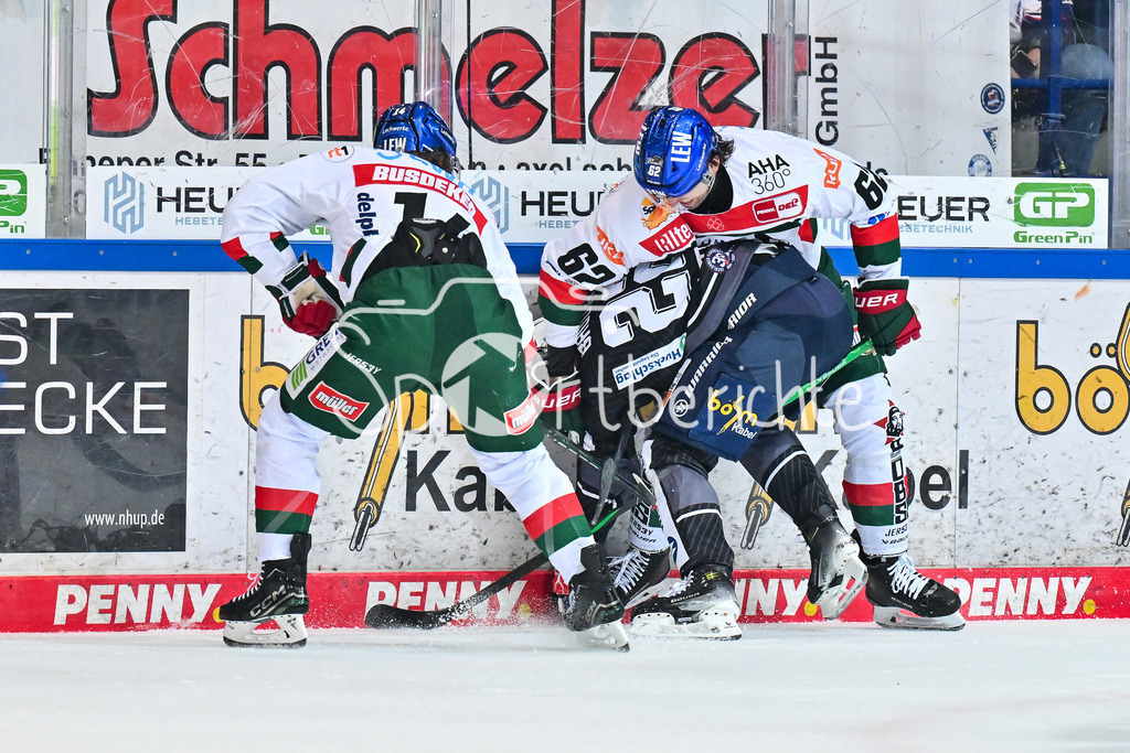 Iserlohn Roosters - Augsburger Panther | v. l. D. J. BUSDEKER (Augsburger Panther #14), John BRODA (Iserlohn Roosters 22) , Thomas SCHEMITSCH (Augsburger Panther #62) / Zweikampf an der Bande / DEL: Iserlohn Roosters - Augsburger Panther, Eissporthalle Iserlohn am 07.03.2025