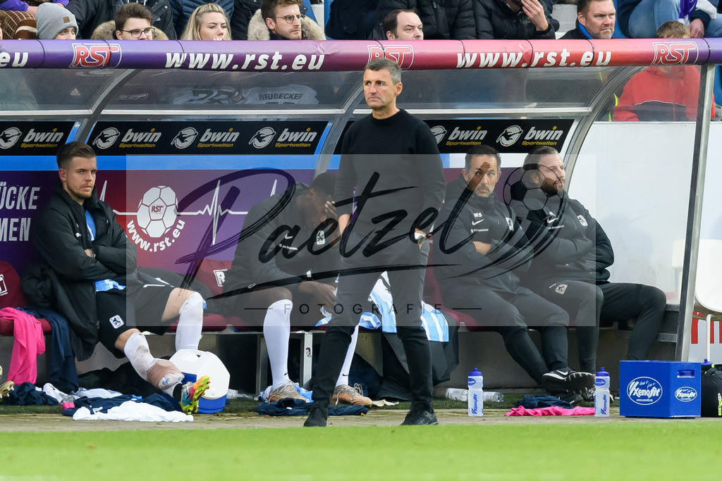 OSNTSV20211106_108 | Fussball, Herren: Trainer Michael Koellner (TSV 1860 Muenchen) schaut bei dem Spiel der 3. Liga zwischen VfL Osnabrueck und TSV 1860 Muenchen im Stadion an der Bremer Bruecke am 06.11.2021 in Osnanbrueck, Deutschland.DFB / DFL REGULATIONS PROHIBIT ANY USE OF PHOTOGRAPHS AS IMAGE SEQUENCES AND/OR QUASI-VIDEO. - Realisiert mit Pictrs.com