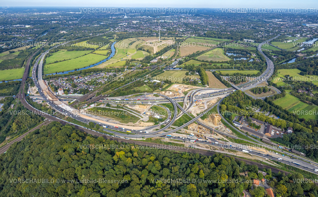Duisburg250903845 | Luftbild, Autobahnkreuz Kaiserberg mit Baustelle, Autobahn A40 und A3, hinten Energiepark Styrumer Ruhrbogen mit Windrad, Duissern, Duisburg, Ruhrgebiet, Nordrhein-Westfalen, Deutschland