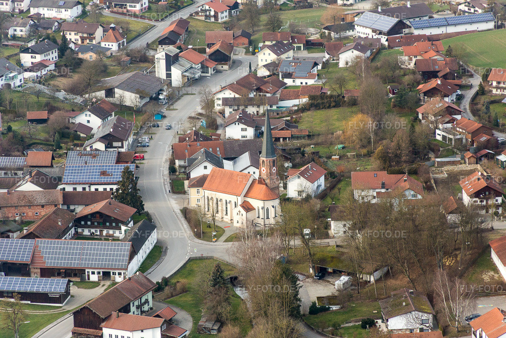 Luftbild: Kirchengebäude im Dorfkern im Ortsteil Hirschbach in Bad Birnbach im Bundesland Bayern in Deutschland. Foto: IMG_085599.jpg vom 31.12.2015 durch Werner Riehm/FLY-FOTO.de