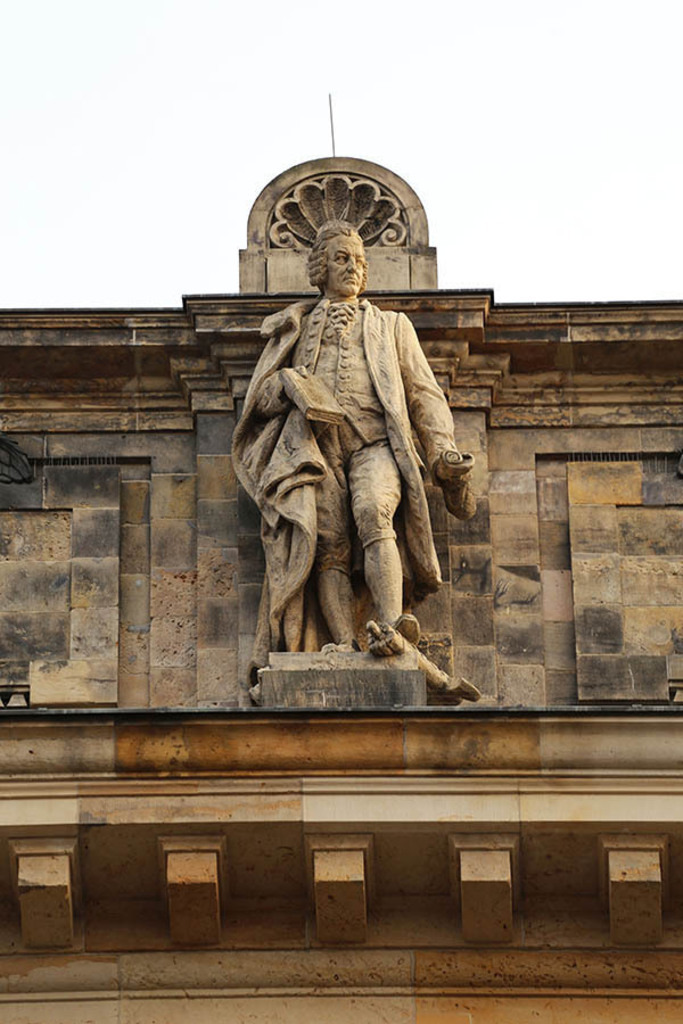 Bildlexikon Leipzig - Bundesverwaltungsgericht - Statue des Juristen Johann Jakob Moser | Das Team hinter BILDLEXIKON LEIPZIG bündelt historische wie aktuelle Informationen über die Stadt Leipzig in Text und Bild auf einer Plattform und stellt diese der interessierten Öffentlichkeit zur Verfügung.