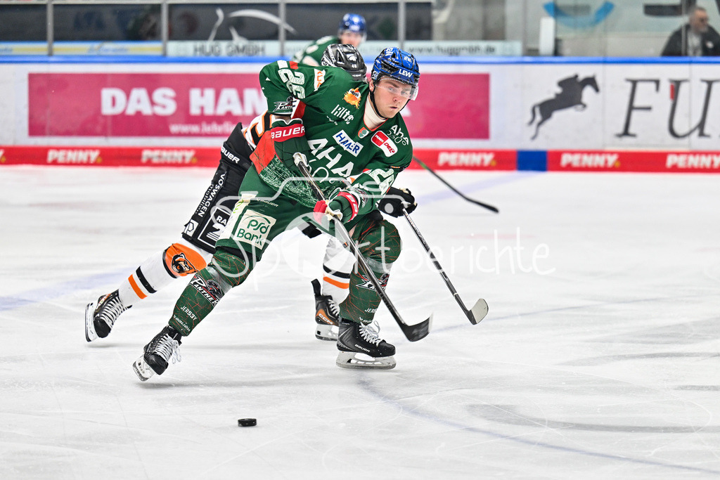 Augsburger Panther - Grizzlys Wolfsburg | AUGSBURG, GERMANY - 15. MARCH: im Duell Robert LYNCH (Grizzlys Wolfsburg 49) und Alexander BLANK (Augsburger Panther 26) während dem Match zwischen den Augsburger Panthern und den Grizzlys Wolfsburg am 52. Spieltag der Penny DEL im Curt Frenzel Stadion