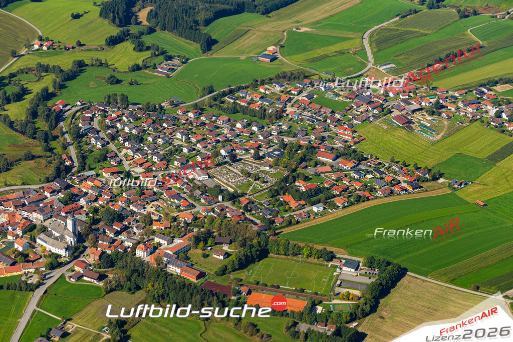 Das Luftbild der Stadt Rinchnach wurde 2021 vom Flugzeug heraus erstellt (keine Drohne) Aufnahmehöhe ca.450 Meter- hohe Bildauflösung und Druck-Qualität garantiert!
