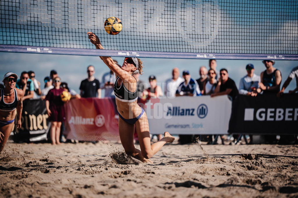 Beachvolleyball | Frauen | Deutsche Meisterschaften 2025 Timmendorfer Strand | 04.09.2025 | Marie Schieder spielt den Ball
