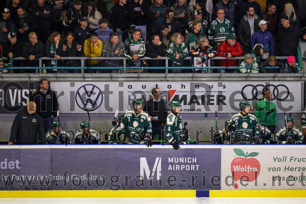 2025-09-12_078_TSV_Erding_gegen_EV_Landshut | Erding, Deutschland, 12.09.2025:Eishockey, Oberliga Süd 2025 / 2026, Testspiel, TSV Erding gegen EV Landshut, Endergebnis: 4:6Teamchef Dominik Quinlan (Erding Gladiators), Co-Trainer Maximilian Helling (Erding Gladiators)Foto: Christian Riedel / fotografie-riedel.net