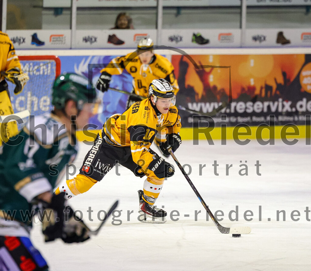 2025-11-02_067_TSV_Erding_gegen_EV_Fuessen | Erding, Deutschland, 02.11.2025:Eishockey, Oberliga Süd 2025 / 2026, 15. Spieltag, TSV Erding gegen EV Füssen, Endergebnis: 2:6Bauer Neudecker (EV Füssen, #18)Foto: Christian Riedel / fotografie-riedel.net